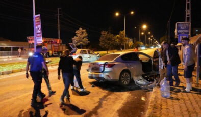 Erzincan’da iki otomobil çarpıştı: 5 yaralı