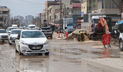 İçme suyu borusu patladı: Yol çöktü, ev ve iş yerlerini su bastı