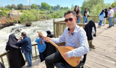 Kaçak avcılığa dikkat çekmek için bağlama çalıp, türkü söyledi