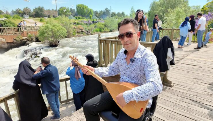 Kaçak avcılığa dikkat çekmek için bağlama çalıp, türkü söyledi
