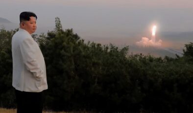 Kim Jong-un yeni silahların test edilmesini izledi