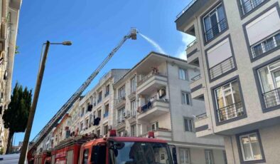 Küçükçekmece’de korkutan çatı yangını