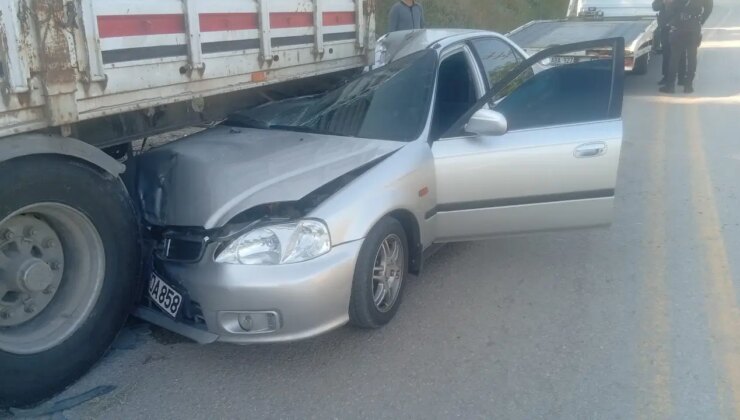 Otomobil, park halindeki TIR’a çarptı: 4 yaralı