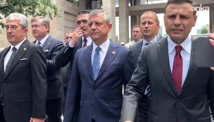 Özgür Özel kalabalığa seslendi: ‘Darbeyi TBMM’nin önünde püskürttünüz’