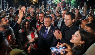 Özgür Özel’e canlı yayın çıkışı büyük sürpriz: Gençler tarafından uğurlandı
