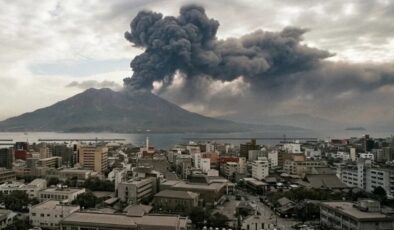 Sakurajima Yanardağı’nda patlama: Kül bulutu Kagoshima kentini kapladı