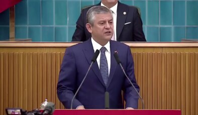 Seçilmiş CHP yönetiminde ‘mutlak butlan’ sonrası ilk grup toplantısı! Özgür Özel’den kürsüde sert gönderme: ‘İhanet, yalnız kaldığında cezalandıran duygudur!’