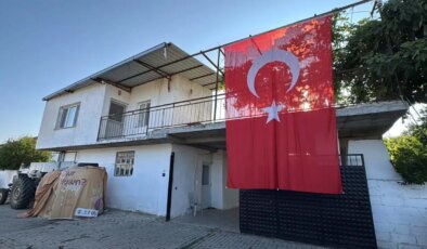 Şehit polisin babaevine Türk bayrağı asıldı