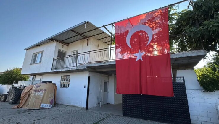 Şehit polisin babaevine Türk bayrağı asıldı