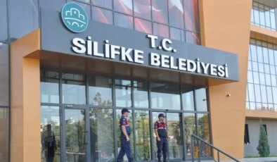 Silifke Belediyesi’nde yeni dönem: Tutuklanan CHP’li Mustafa Turgut’un yerine Oğuzhan Kökten seçildi