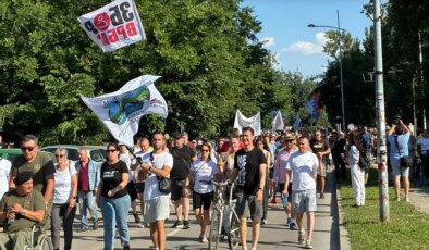 Sırbistan’da hükümet karşıtı protesto: Binlerce kişi erken seçim istedi