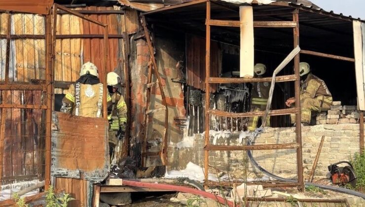 Sultangazi’de plastik eşya deposu alevlere teslim oldu