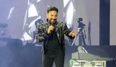 Tarkan, Ankara’daki konserinde ezan için sahneye ara verdi