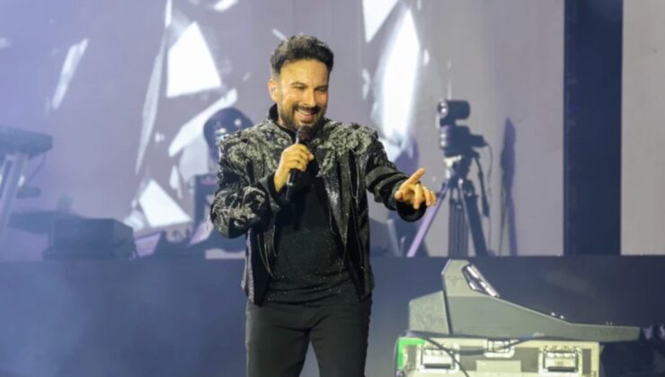 Tarkan, Ankara’daki konserinde ezan için sahneye ara verdi