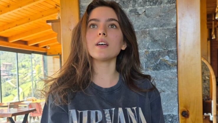 Taşacak Bu Deniz’in Eleni’si Ava Yaman şarkı söyledi