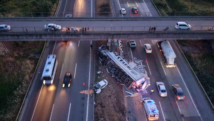 TEM’de halı yüklü tır ile otomobil çarpıştı: 6 yaralı