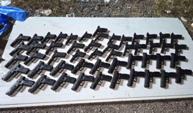 Tuzla’da toprağa gömülü kompresör tankında 20 silah ele geçirildi