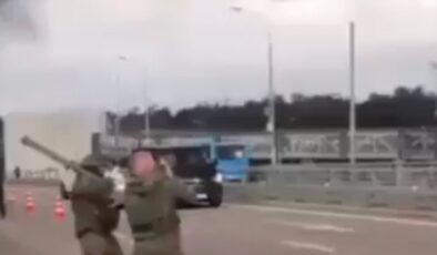 Ukrayna İHA’larını düşürmeye çalışan Rus askerleri: Vur gardaşım vur