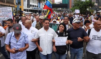 Venezuela’da seçim çağrısı: ABD Büyükelçiliği’ne yürüdüler