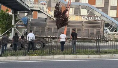 Yozgat’ta tır dorsesi üst geçitte takılı kaldı