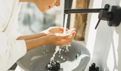 Yüzünüzü hangi suyla yıkamalısınız? Soğuk ve sıcak suyun cilde etkileri