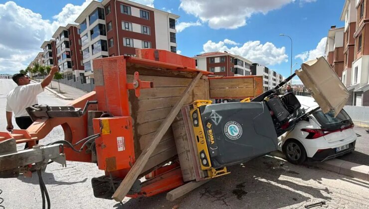 2,7 tonluk silindir yüklü römork, sürücü kursu aracına çarptı: 2 yaralı