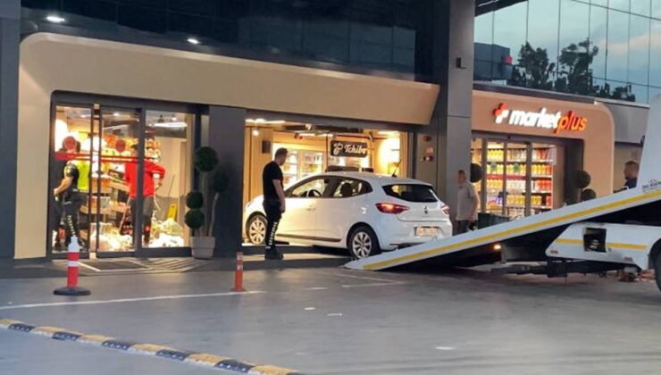 Akaryakıt istasyonundaki otomobil markete daldı: Müşteri yaralandı