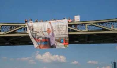 Almanya’da CHP Frankfurt Birliği, Main Köprüsü üzerinde pankart açarak eylem yaptı: ‘Özgür Türkiye, özgür dünya’