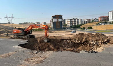 Ana isale hattı geçiyordu… Batman’da yol çöktü