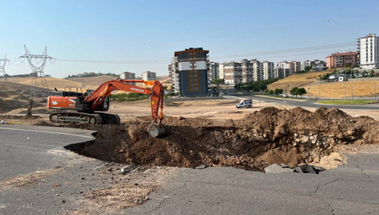 Ana isale hattı geçiyordu… Batman’da yol çöktü
