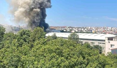Arnavutköy’de sünger fabrikasında yangın