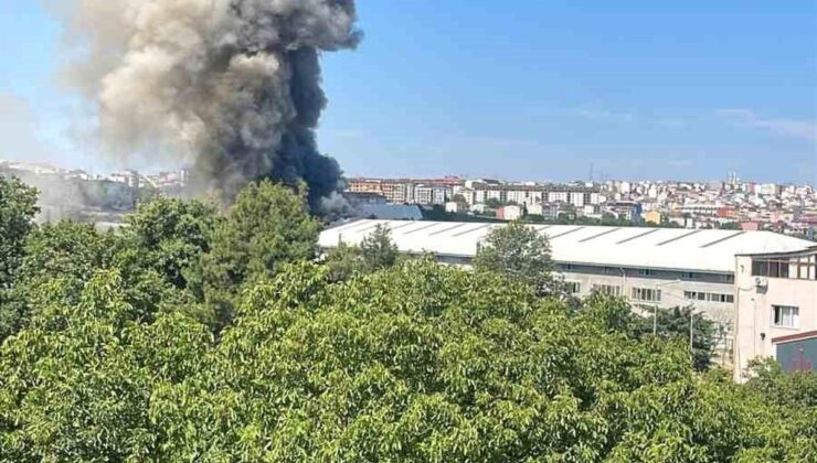 Arnavutköy’de sünger fabrikasında yangın