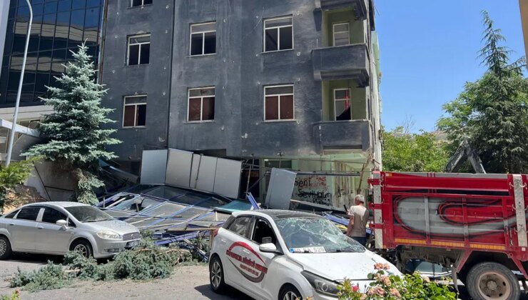 Atıl hastane binasının dış cephesi çöktü: Araçlar zarar gördü