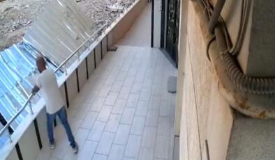 Avcılar’da bahçedeki tırabzanlarını söküp çalan hırsızlar kamerada