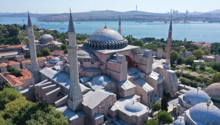 Ayasofya’da yüksek sesle İncil okuyan 2 turist gözaltına alındı