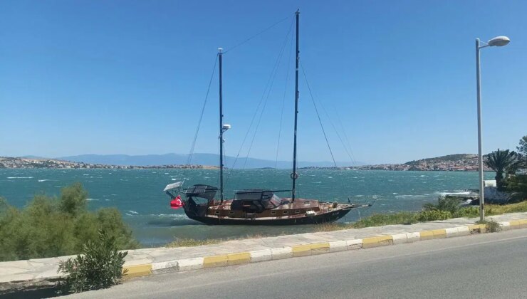 Ayvalık’ta kuvvetli rüzgar: Yelkenli tekne kıyıya vurdu