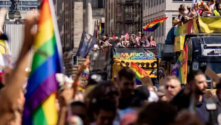 Berlin’de LGBT yürüyüşü yakınında araç kalabalığa daldı: Çok sayıda yaralı