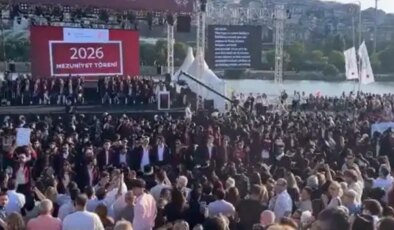 Bilgi Üniversitesi mezuniyetinde ‘kayyım rektör’ protestosu: Öğrenciler sırtını döndü, rektör kürsüyü terk etti