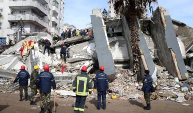 Depremde yıkılan Ezgi Apartmanı davası: Tutuklu sanıkları duruşmaya geç getiren personele suç duyurusu