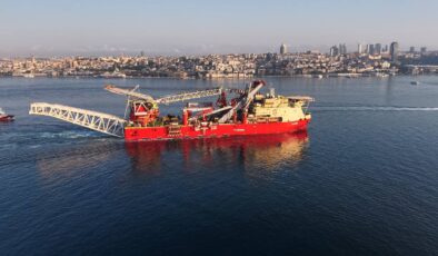 Dev boru döşeme gemisi İstanbul Boğazı’ndan geçti