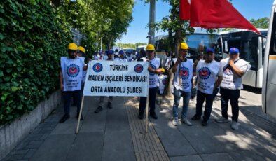 Doruk Madencilik işçileri, Enerji ve Tabii Kaynaklar Bakanlığı önünde: ‘Protokolde yazılanlar ödeninceye kadar Ankara’dan ayrılmayacağız’