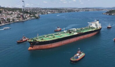 Dron saldırısına uğrayan gemi İstanbul Boğazı’ndan geçti