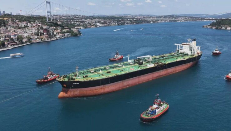 Dron saldırısına uğrayan gemi İstanbul Boğazı’ndan geçti