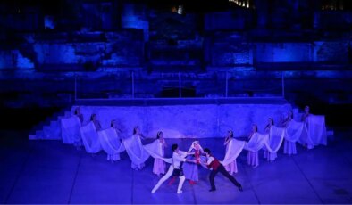 Efes Antik Tiyatro’da ‘Zorba’ sahnelendi