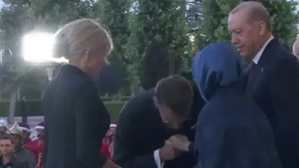 Emine Erdoğan’dan Macron’a ‘veto’: Elini öpmesine izin vermedi