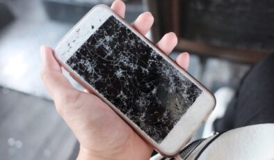 Erkekler iPhonelarını parçalamaya başladı: İlginç akımın nedenine bakın