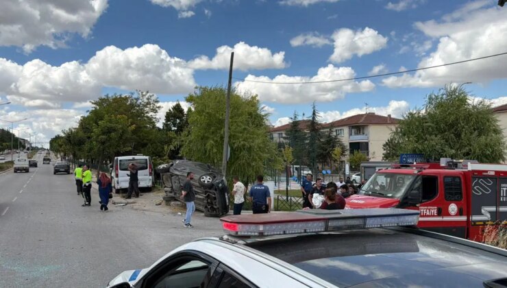 Eskişehir’de minibüs ile otomobil çarpıştı: Yaralılar var