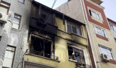 Fatih’te 2 katlı binada çıkan yangında mahsur kalan 4 kişi kurtarıldı