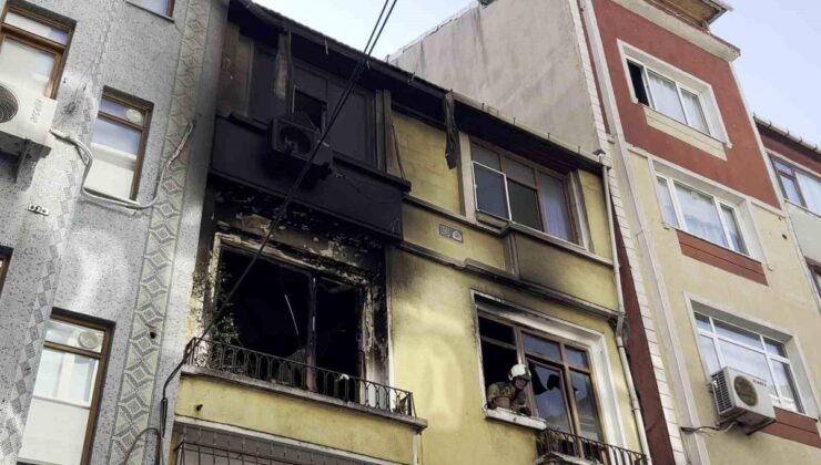 Fatih’te 2 katlı binada çıkan yangında mahsur kalan 4 kişi kurtarıldı