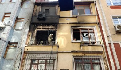 Fatih’te 3 katlı binadaki yangında 4 kişi mahsur kaldı